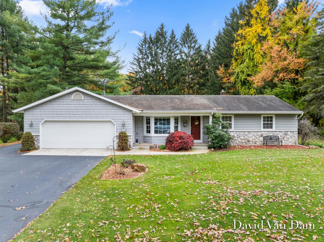 Attached, Exterior, Facade, Ranch