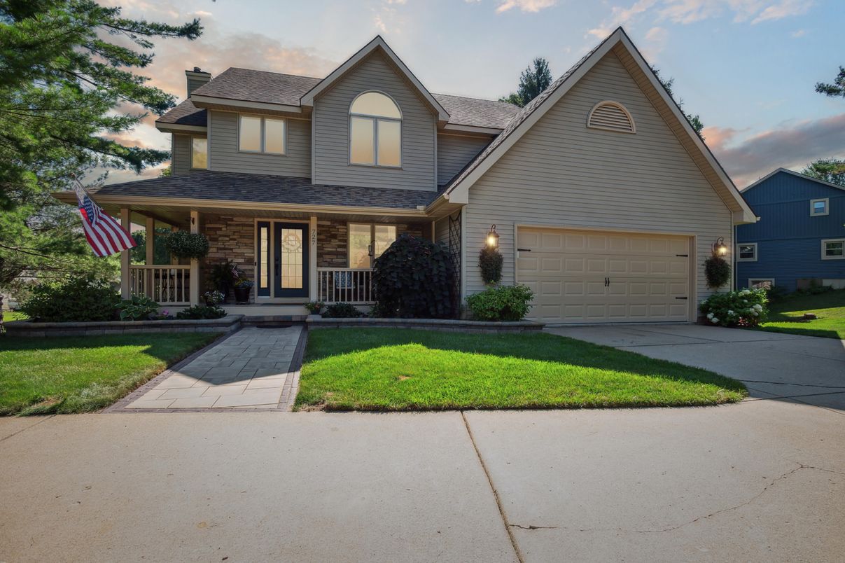 Attached, Exterior, Facade, Farmhouse