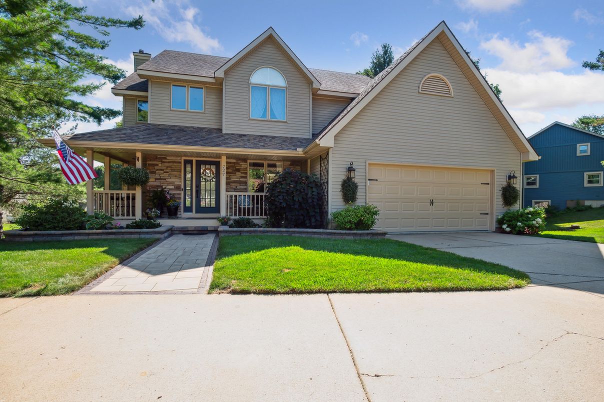 Attached, Exterior, Facade, Farmhouse