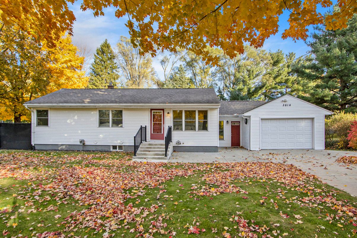 Attached, Exterior, Facade, Ranch