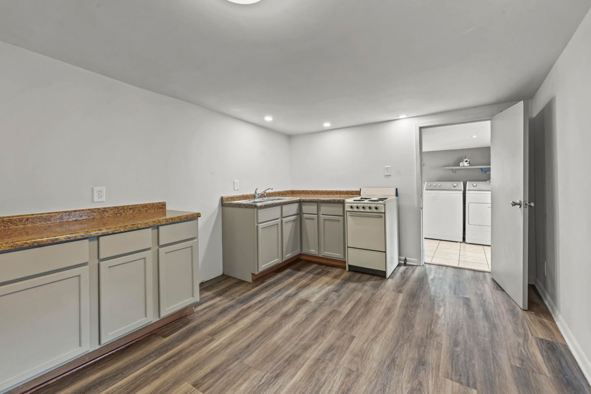 Interior, Recessed Lighting, Washer, Wood Texture Flooring