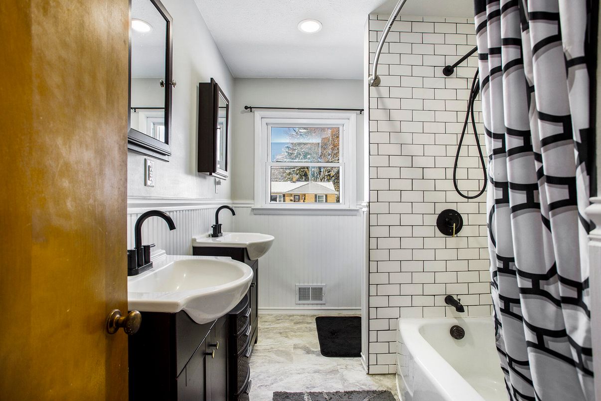 Bathroom, Dual Sink Vanities, Interior, Recessed Lighting