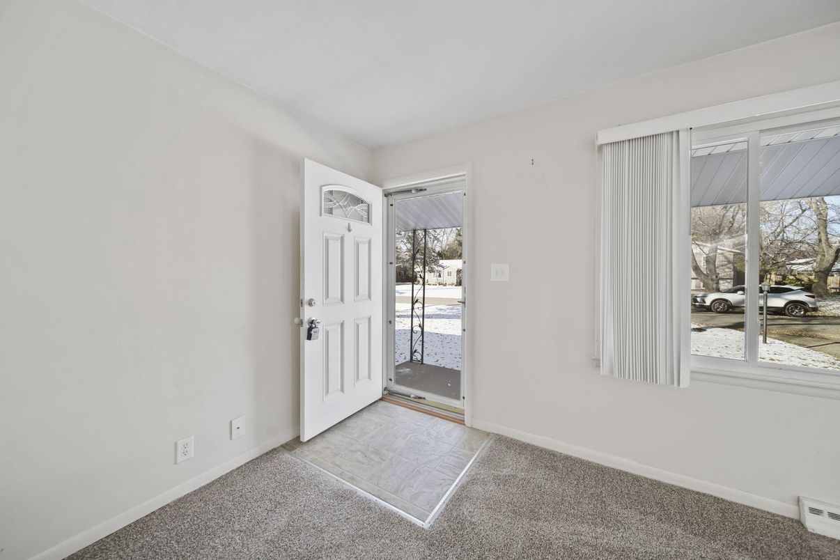 Empty room, Interior