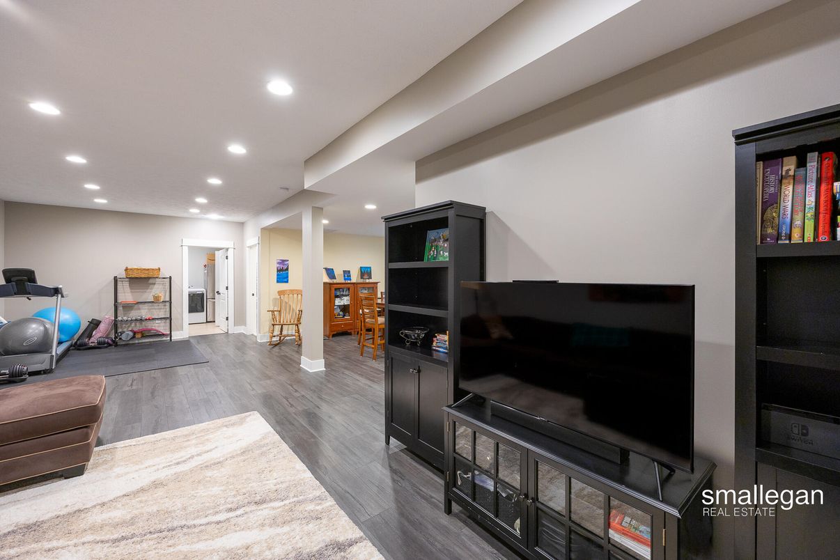 Fitness Equipment, Interior, Recessed Lighting, Wood Texture Flooring