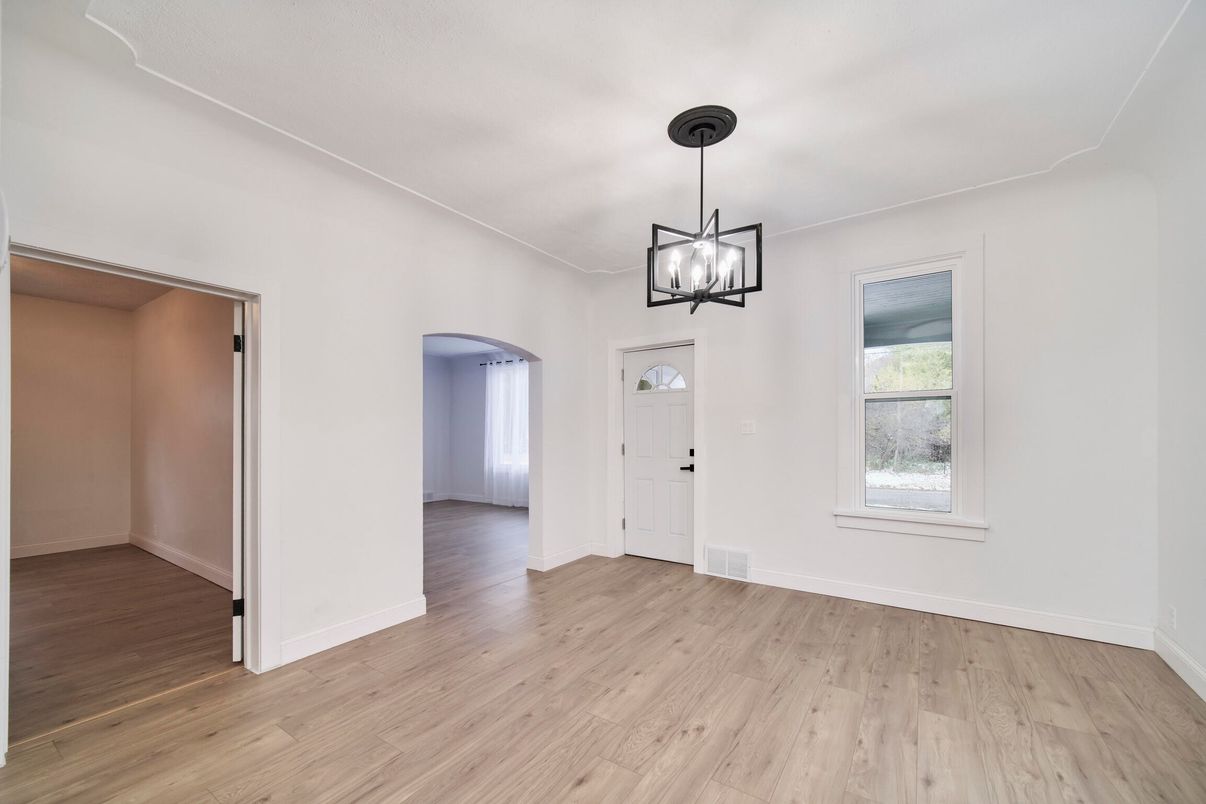 Empty room, Interior, Pendant Lights, Wood Texture Flooring