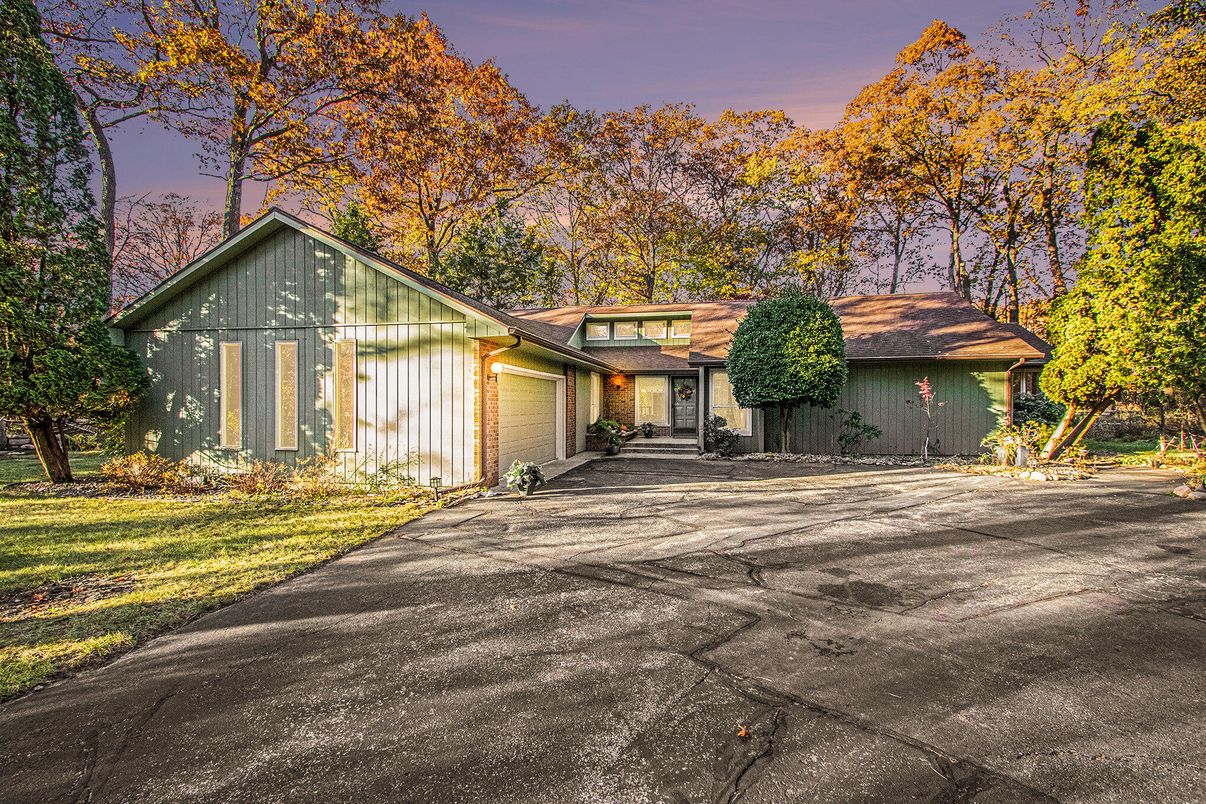 Attached, Exterior, Facade, Split Level