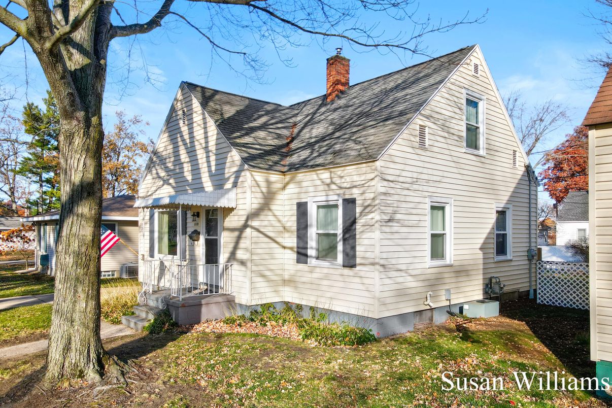 Exterior, Facade, Cape Cod