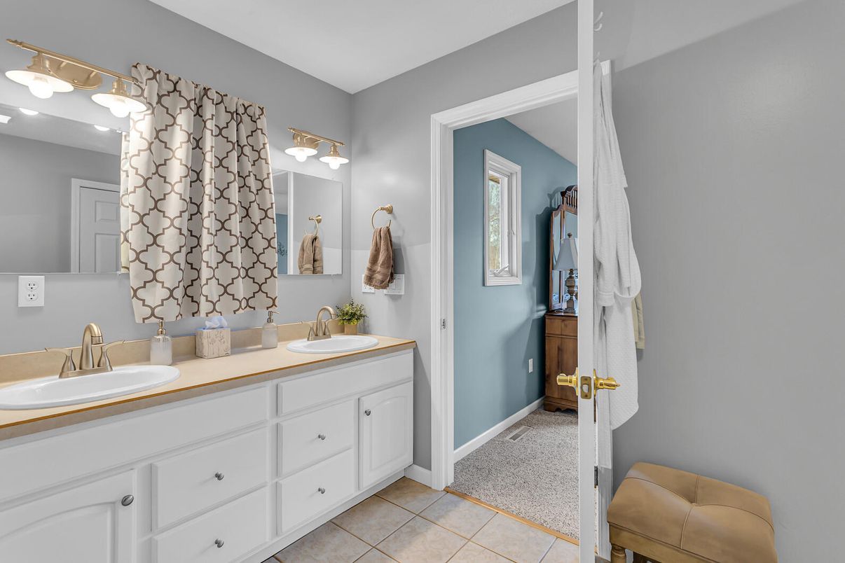 Bathroom, Dual Sink Vanities, Interior