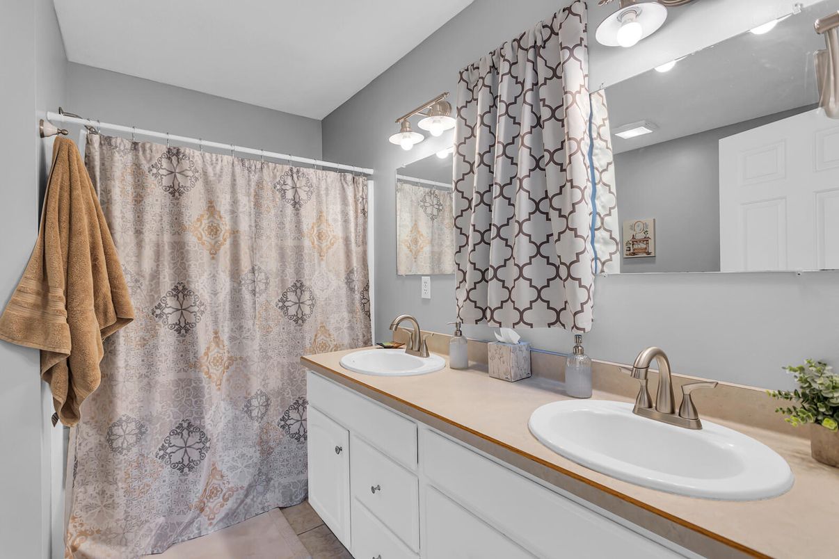 Bathroom, Dual Sink Vanities, Interior, Recessed Lighting