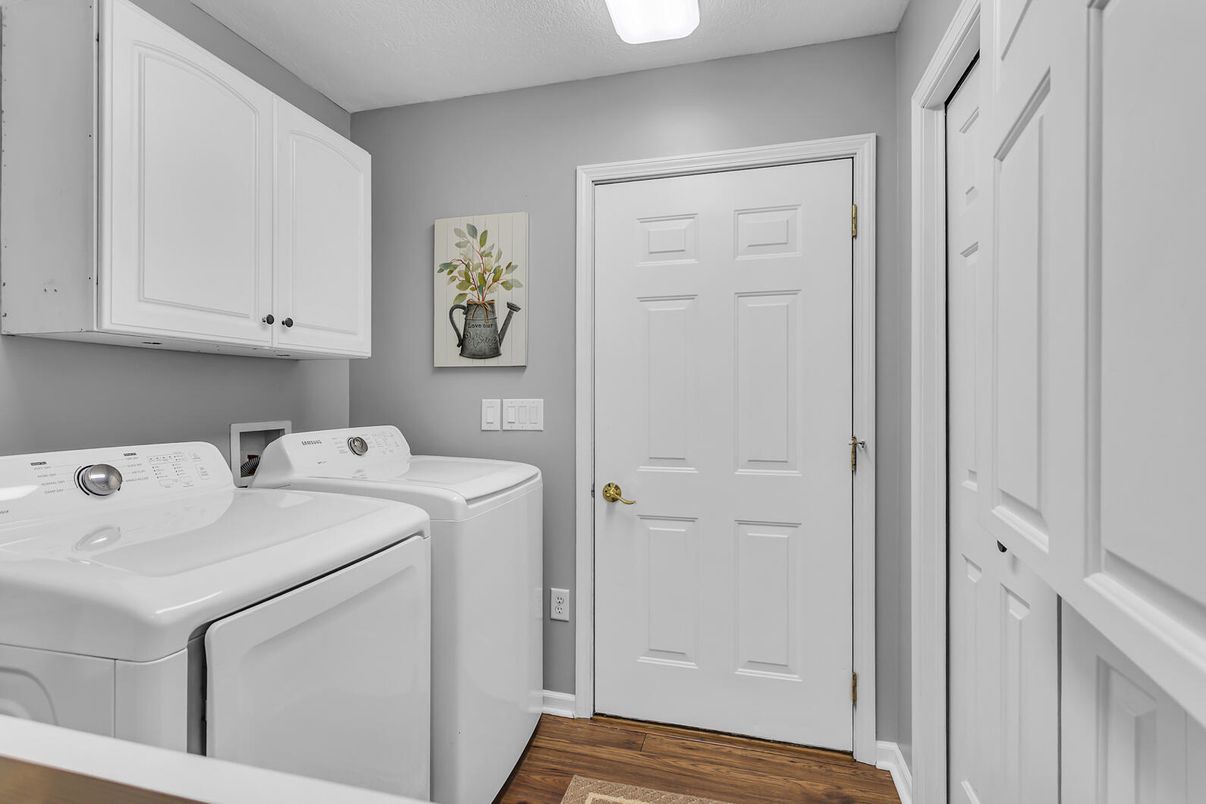 Interior, Washer, Wood Texture Flooring