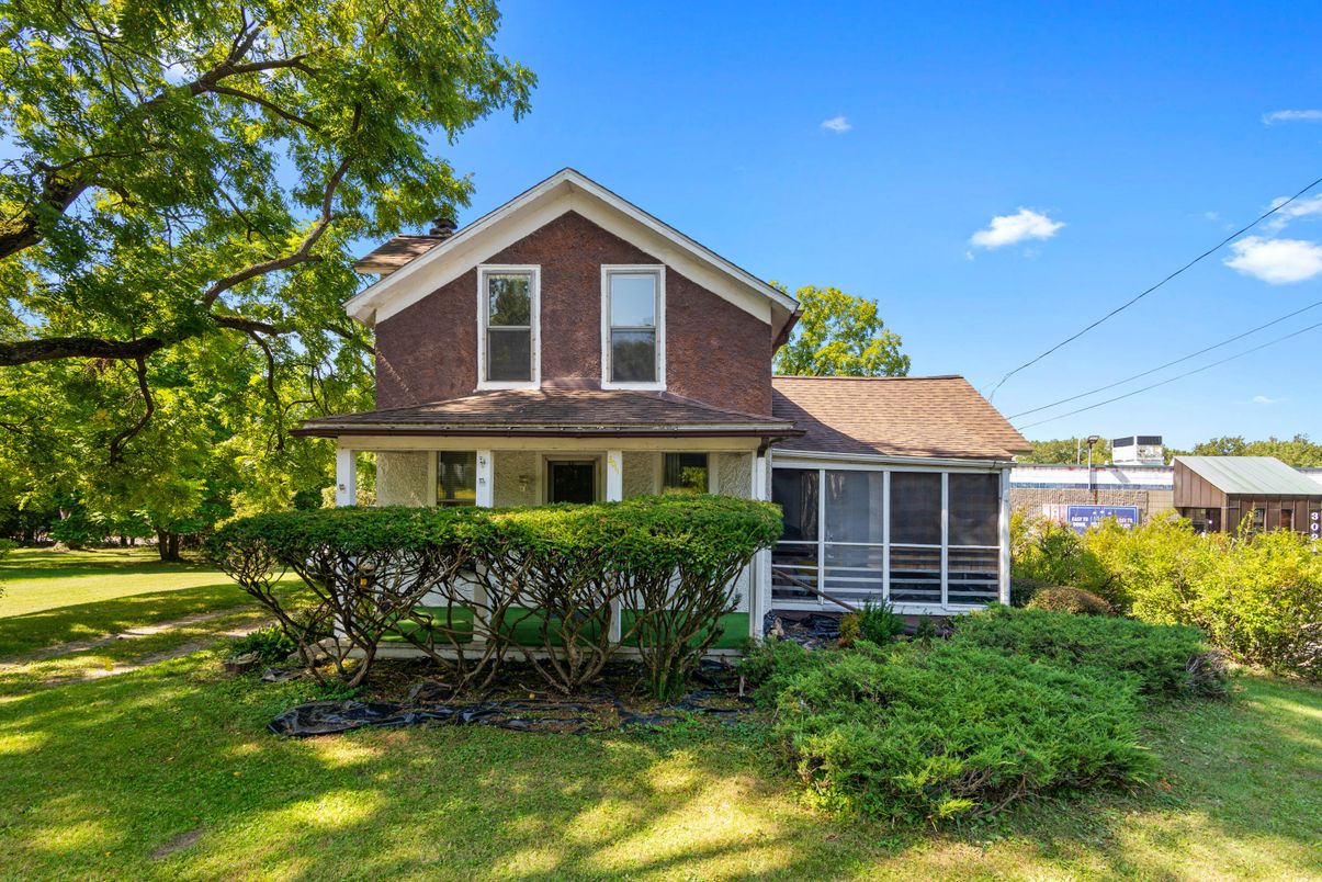 Exterior, Facade, Brick Facade, Queen Anne Victorian