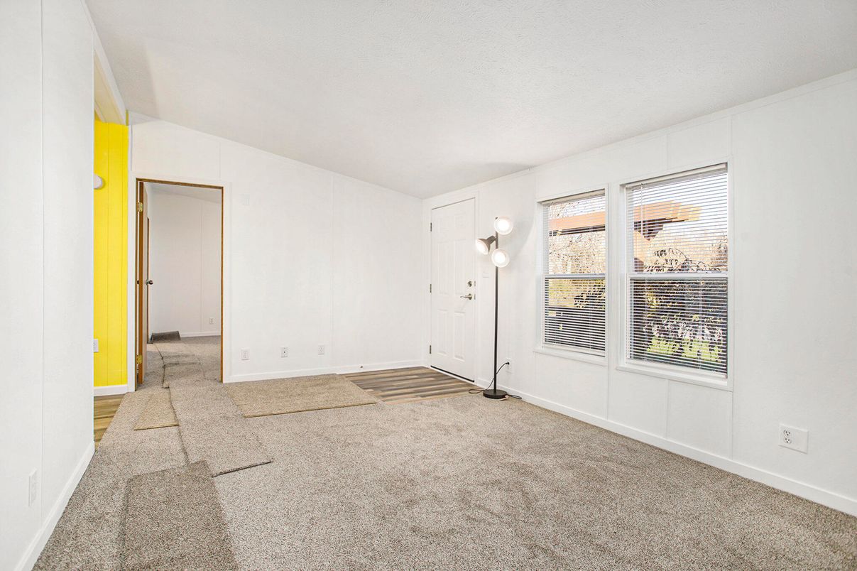 Empty room, Interior