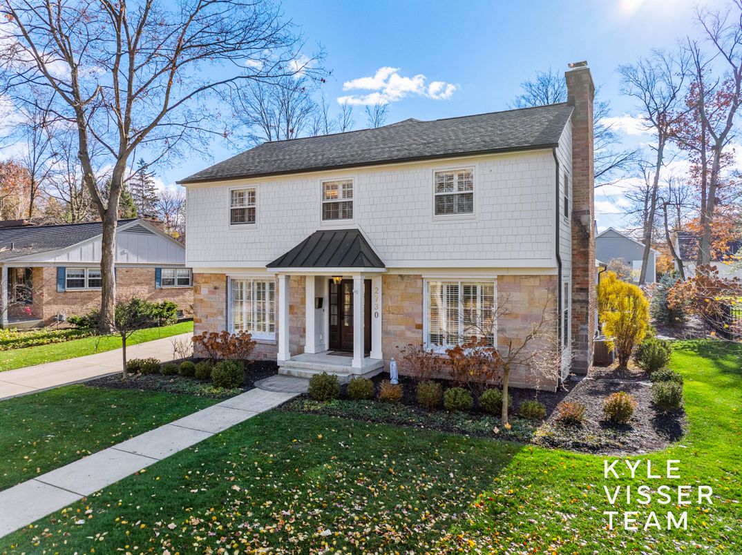 Exterior, Facade, Split Level