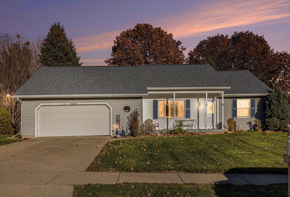 Attached, Exterior, Facade, Ranch