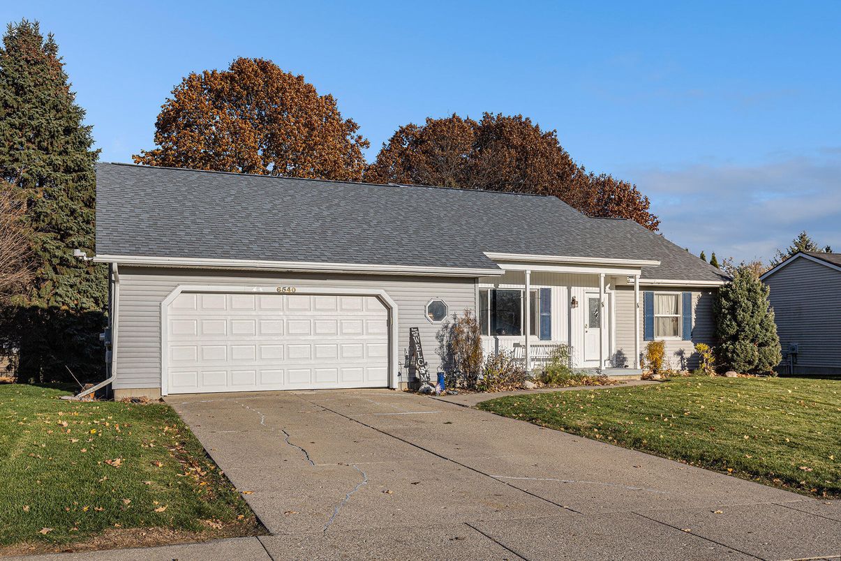 Attached, Exterior, Facade, Cape Cod