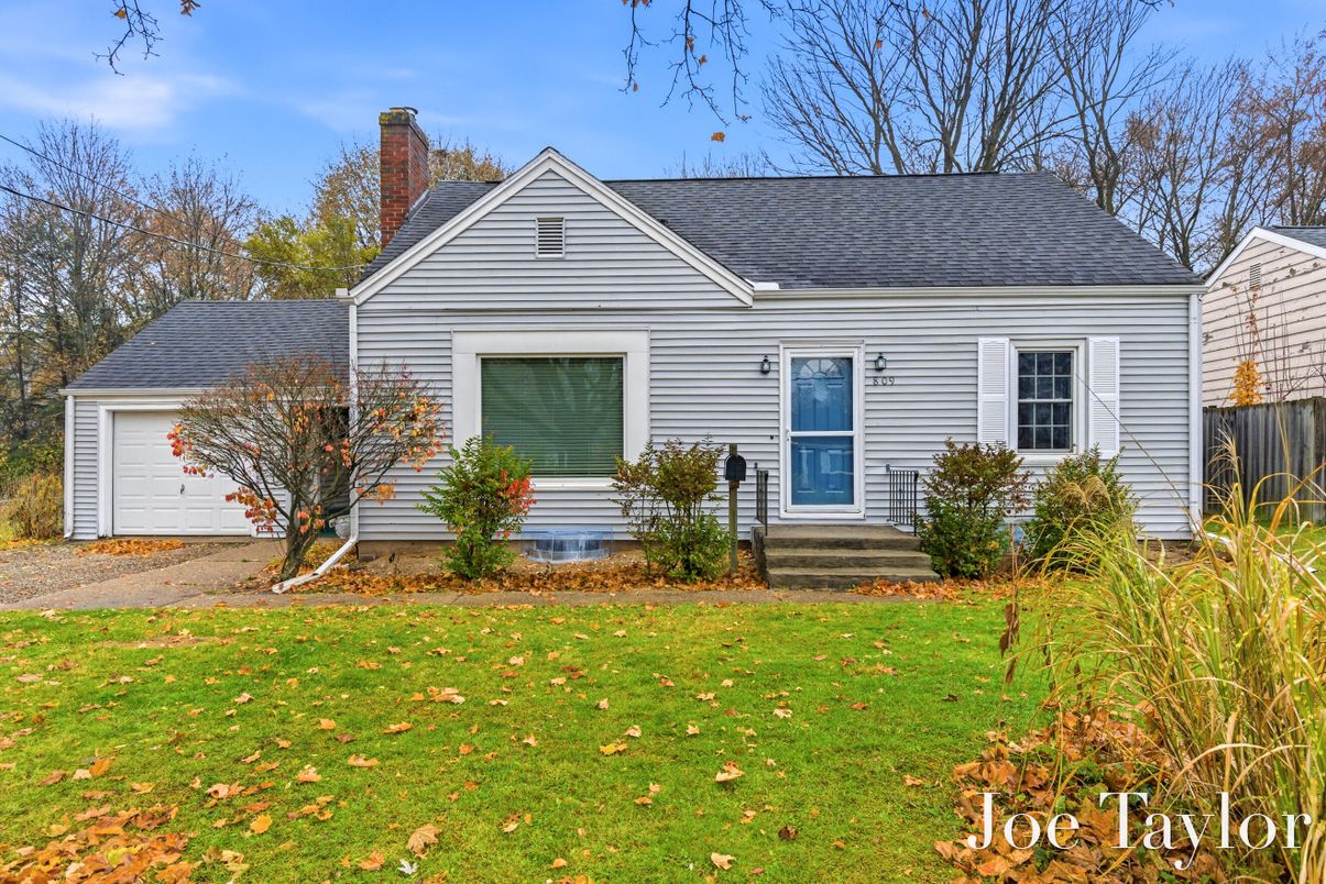 Attached, Exterior, Facade, Cape Cod