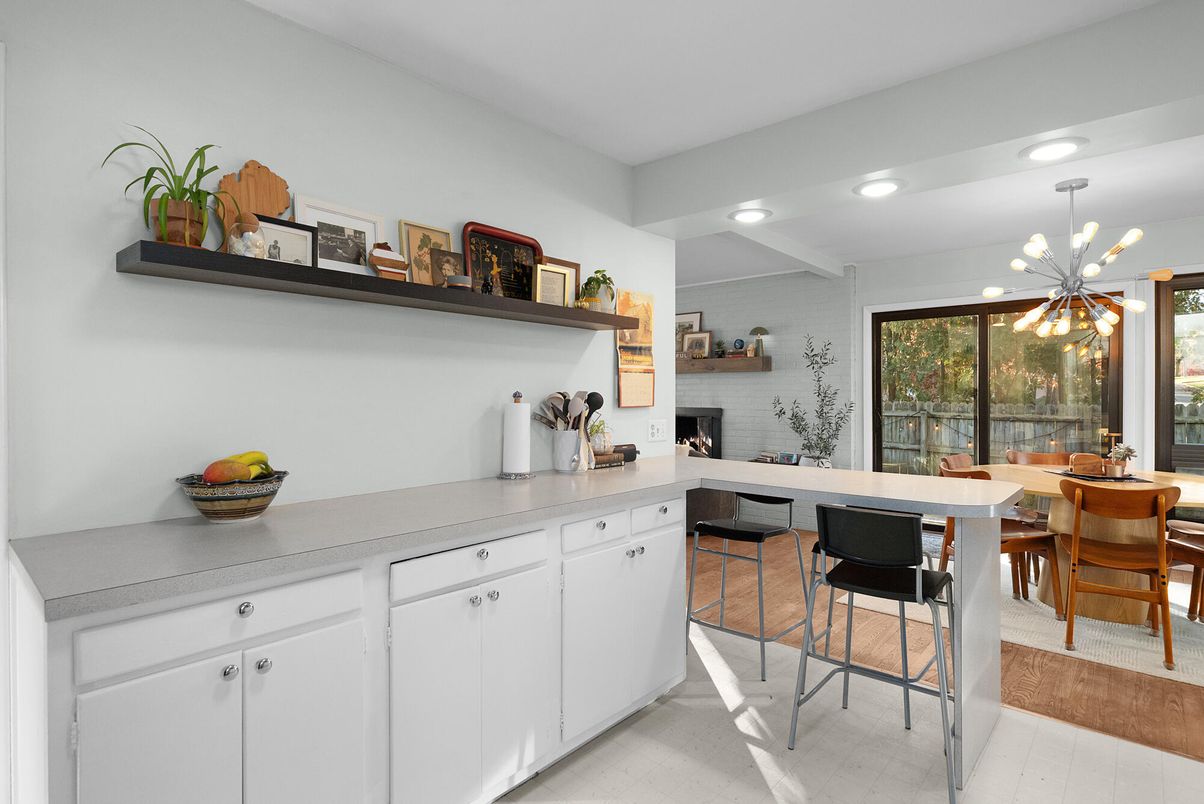 Dining room, Fireplace, Interior, Pendant Lights, Recessed Lighting