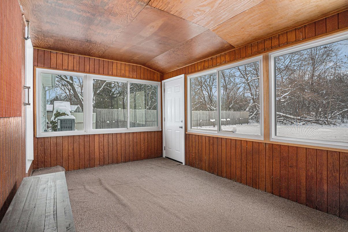Empty room, Interior, Wooden Ceilings, Wooden Walls