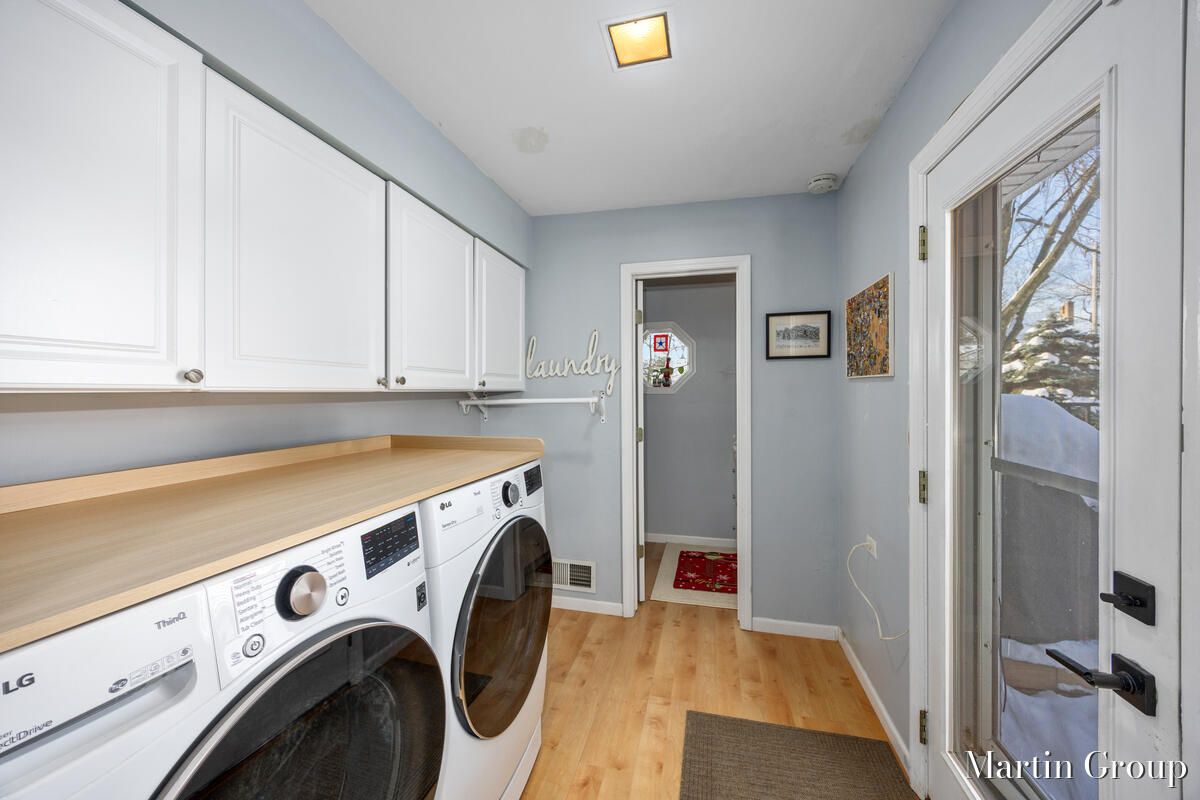 Interior, Washer, Wood Texture Flooring