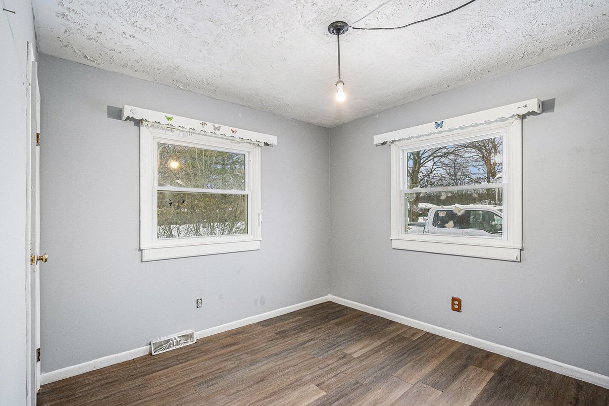 Empty room, Interior, Pendant Lights, Wood Texture Flooring