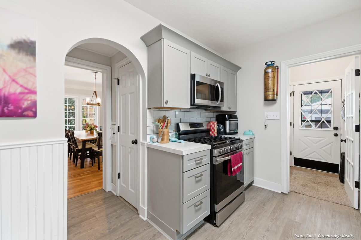 Dining room, Interior, Kitchen, Pendant Lights, Stainless Steel Appliances, Wood Texture Flooring