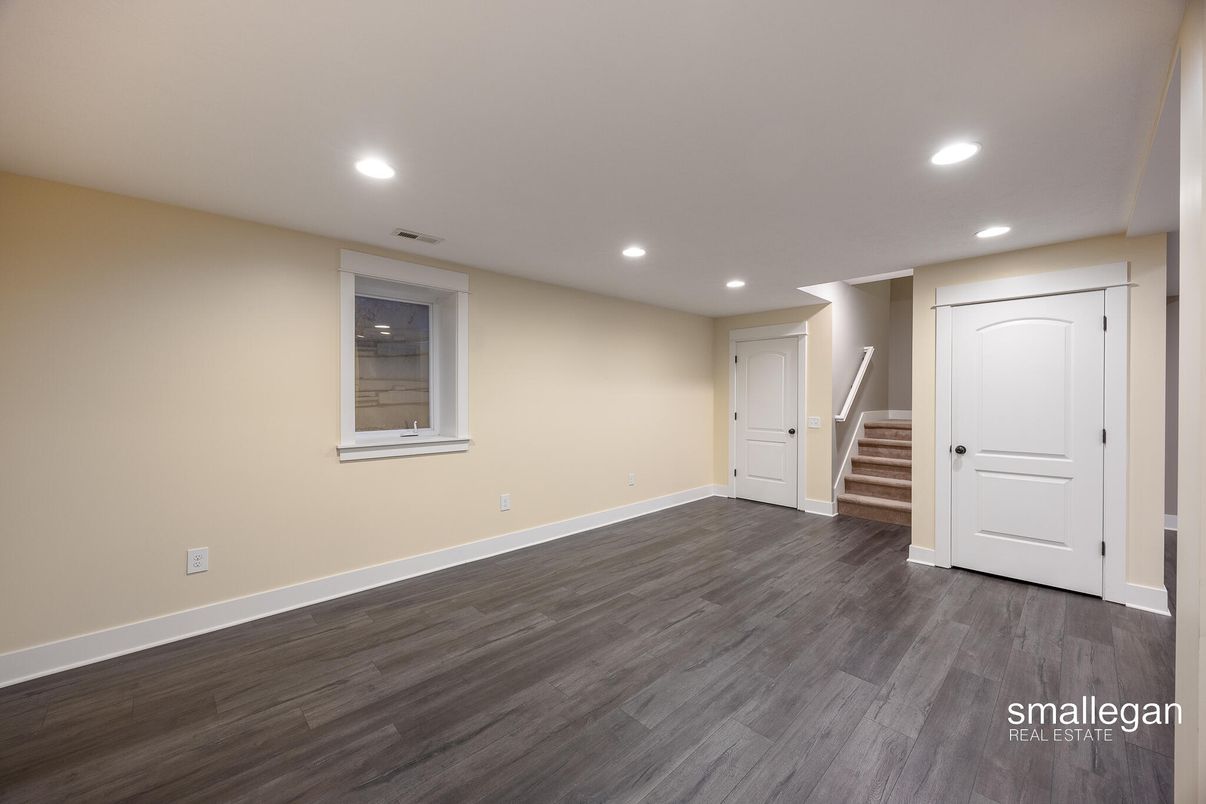 Empty room, Interior, Recessed Lighting, Wood Texture Flooring