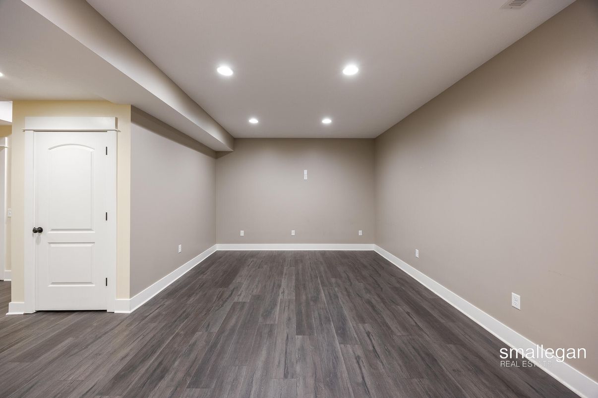 Empty room, Interior, Recessed Lighting, Wood Texture Flooring