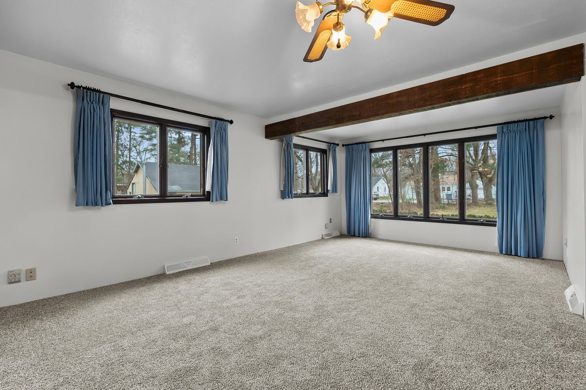 Empty room, Interior, Wooden Beams