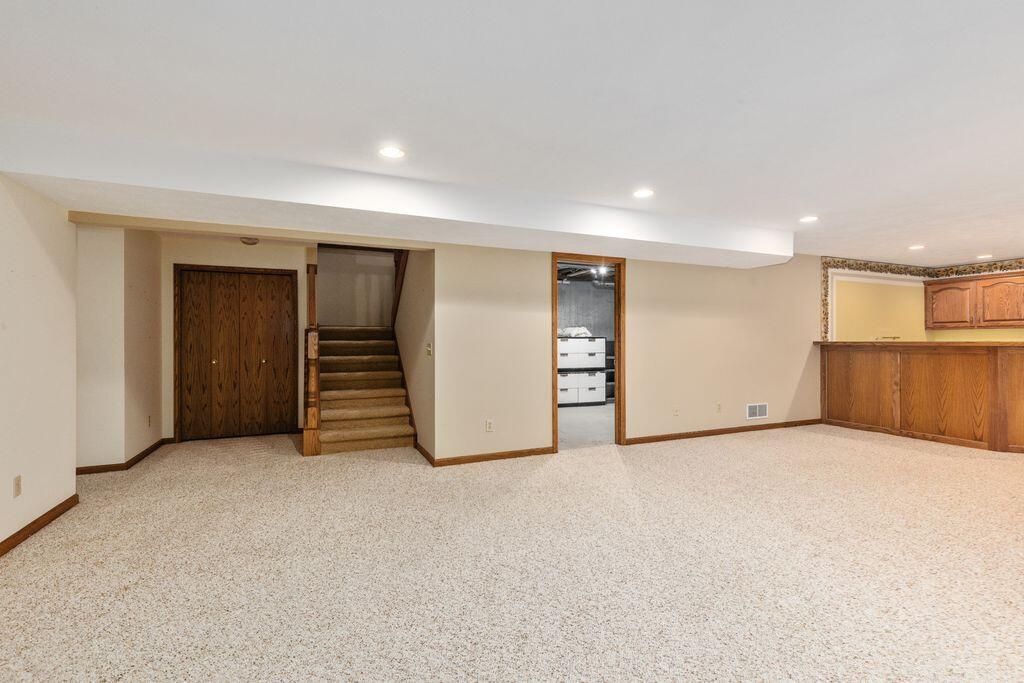 Empty room, Interior, Recessed Lighting