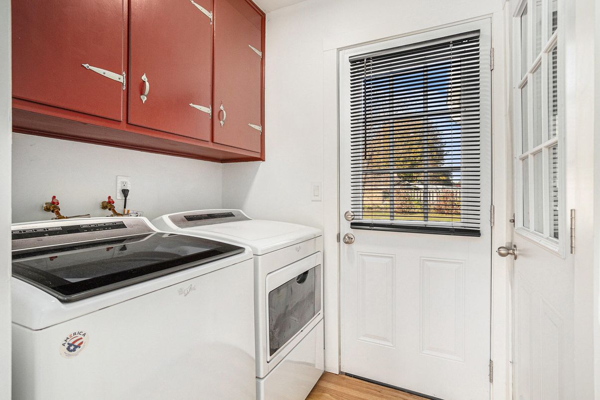 Interior, Washer, Wood Texture Flooring