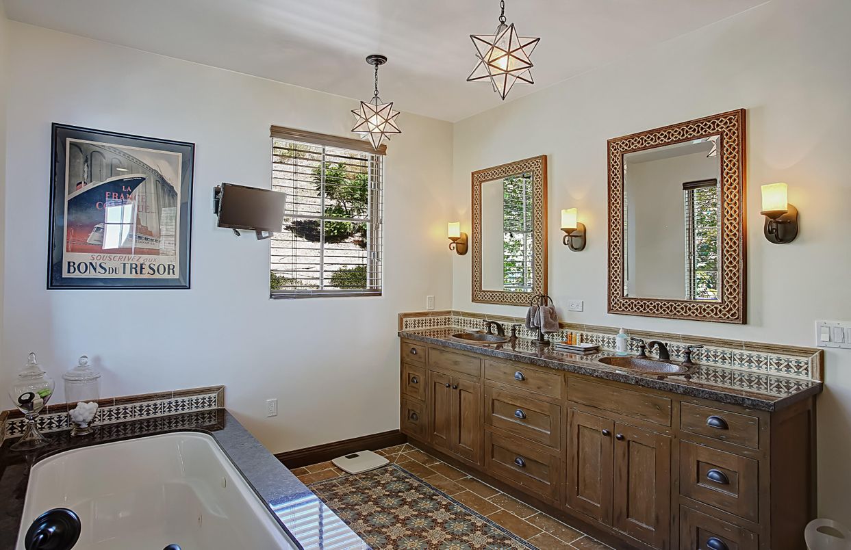 Bathroom, Dual Sink Vanities, Interior, Pendant Lights