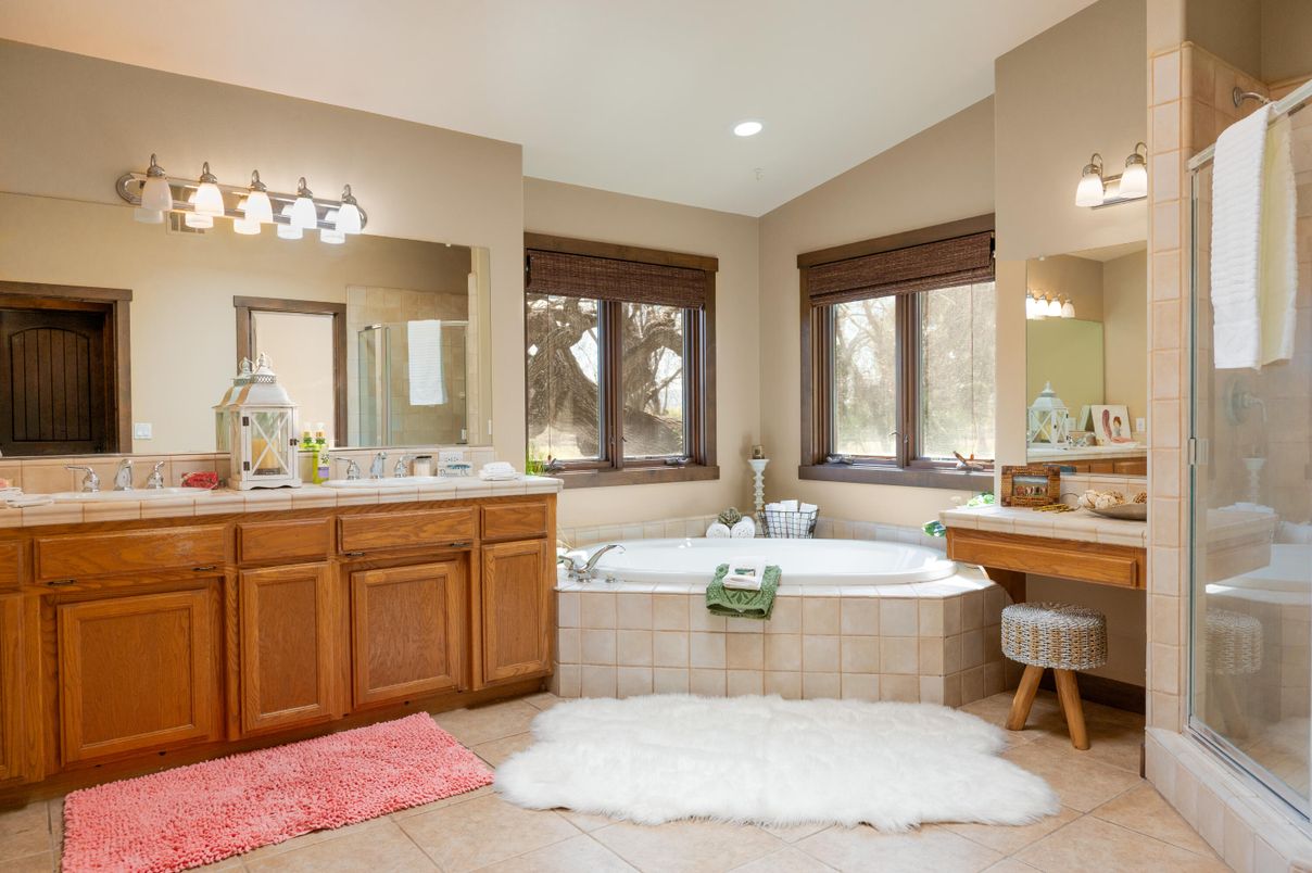 Bathroom, Dual Sink Vanities, Interior, Recessed Lighting