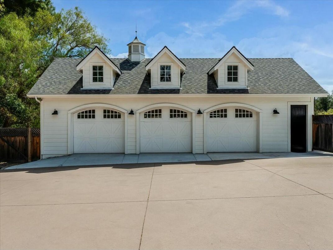 Attached, Exterior, Facade, Cape Cod