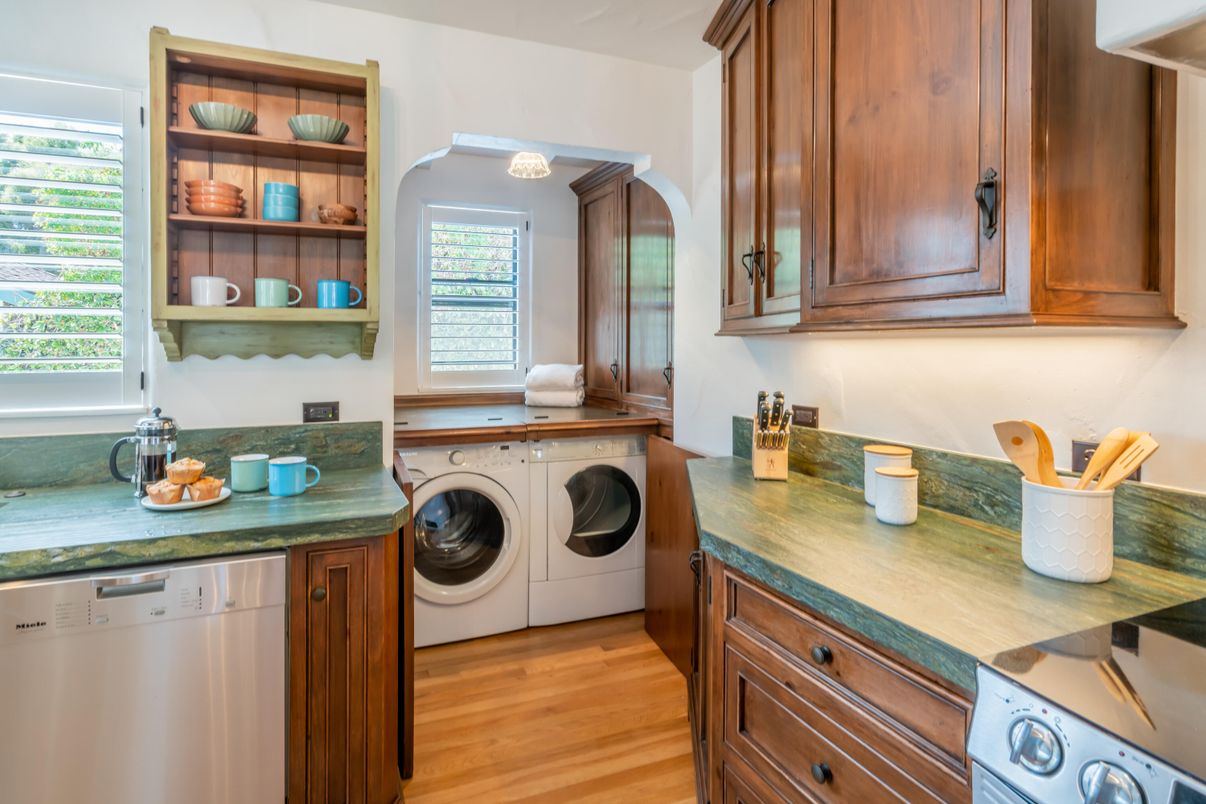 Interior, Washer, Wood Texture Flooring
