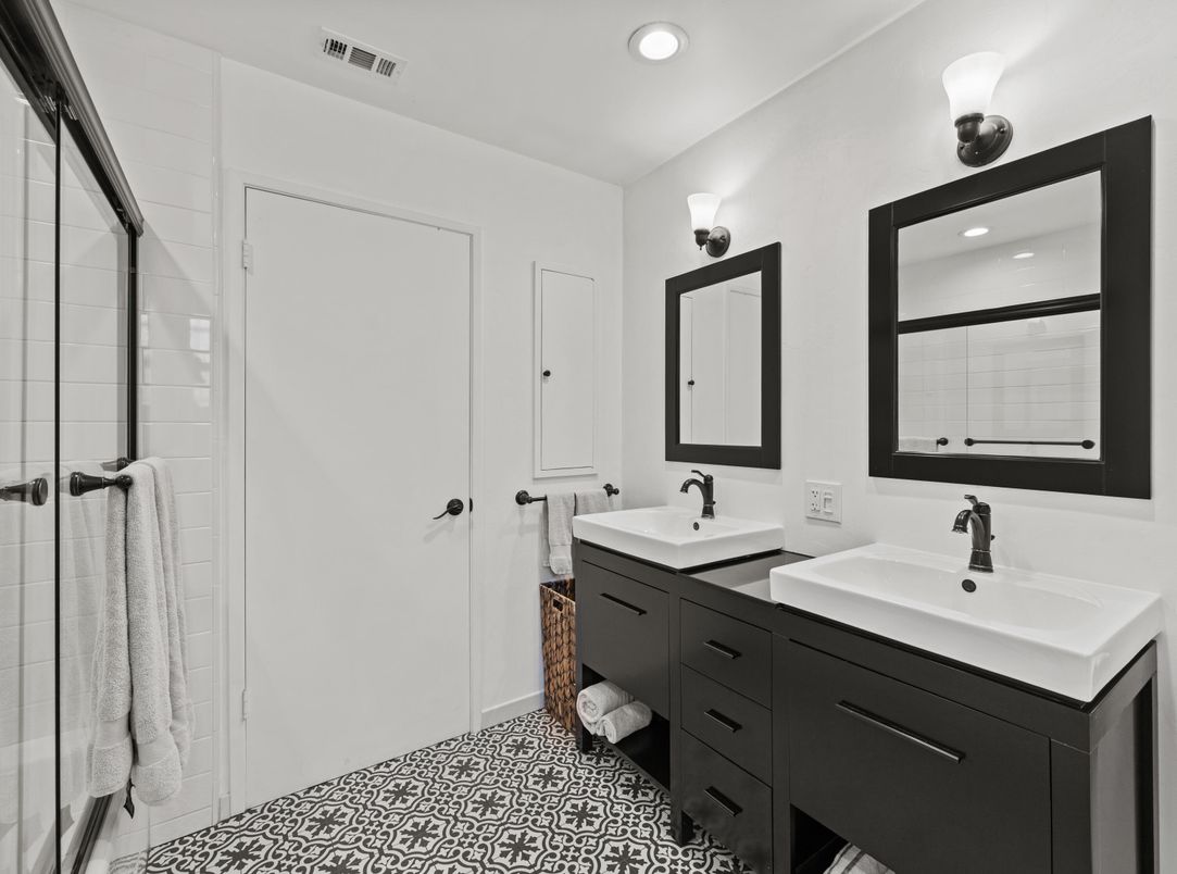 Bathroom, Dual Sink Vanities, Interior, Recessed Lighting