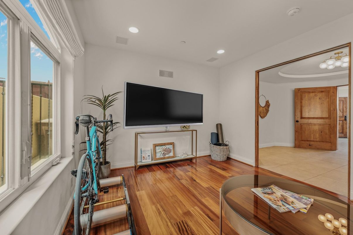 Interior, Recessed Lighting, Wood Texture Flooring