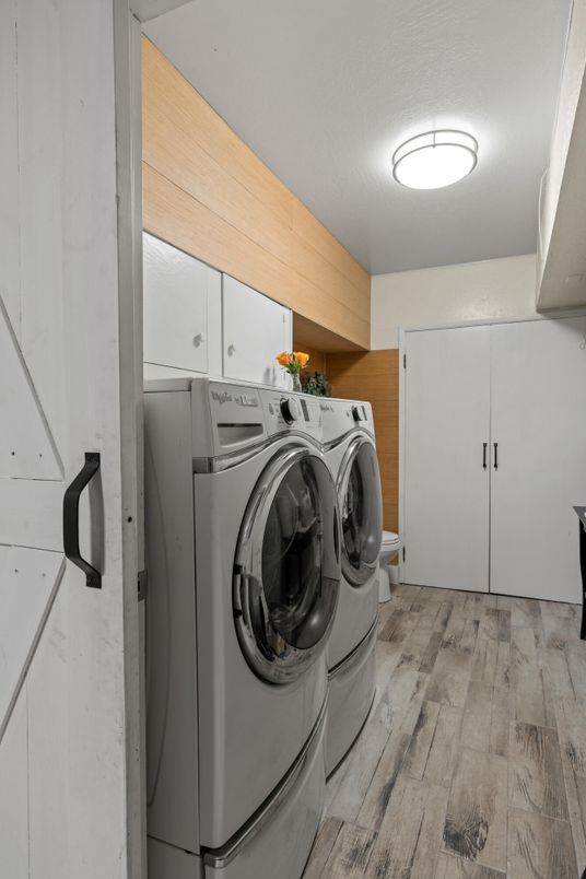 Interior, Washer, Wood Texture Flooring