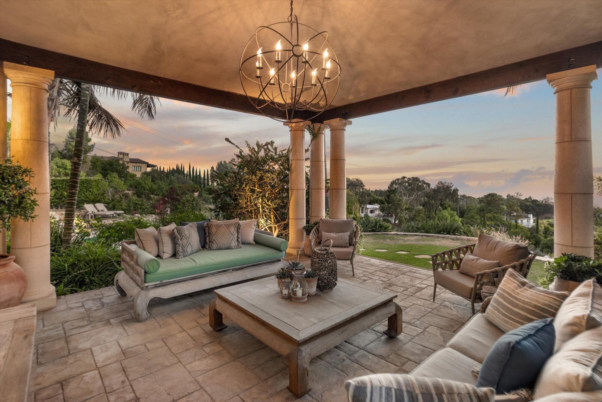 Chandelier, Exterior, Interior, Living room