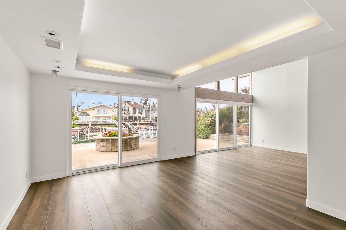 Empty room, Interior, Recessed Lighting, Wood Texture Flooring