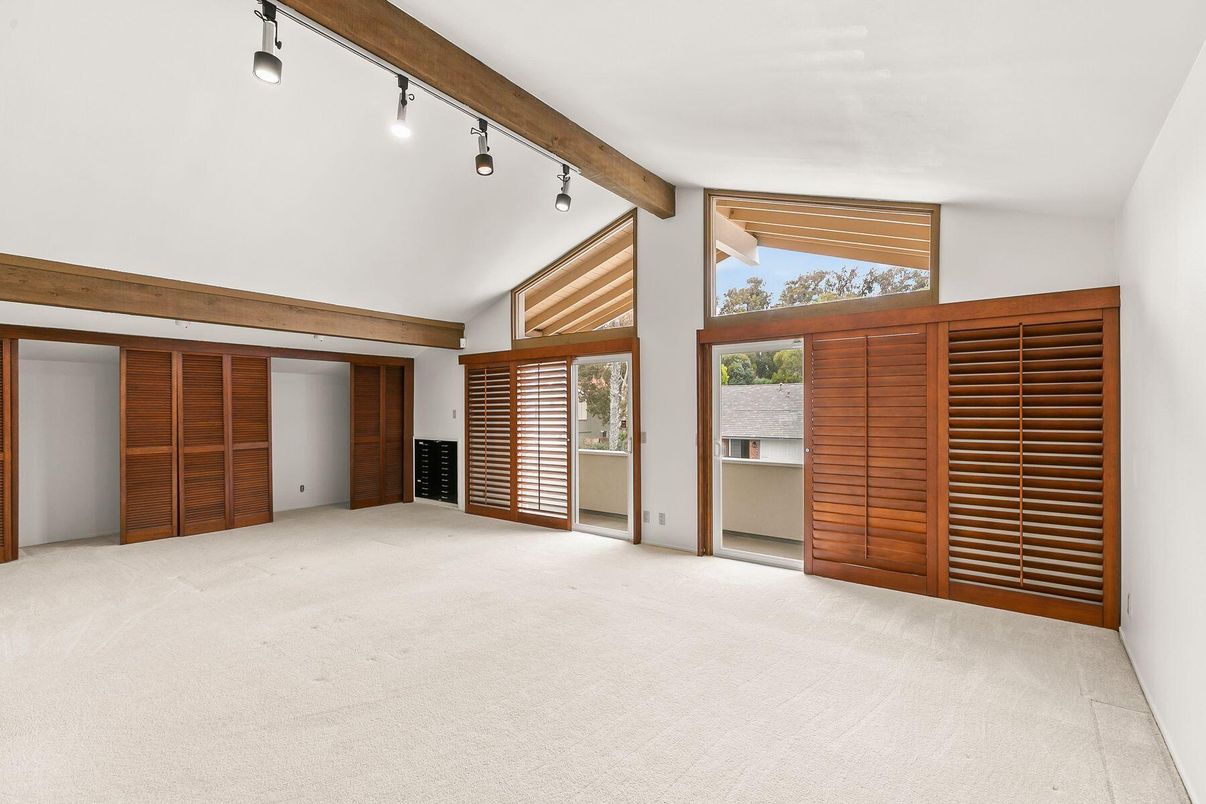Empty room, Interior, Wooden Beams