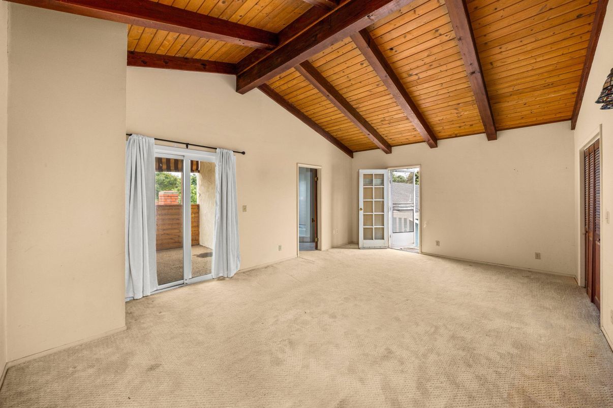 Empty room, Interior, Wooden Beams, Wooden Ceilings