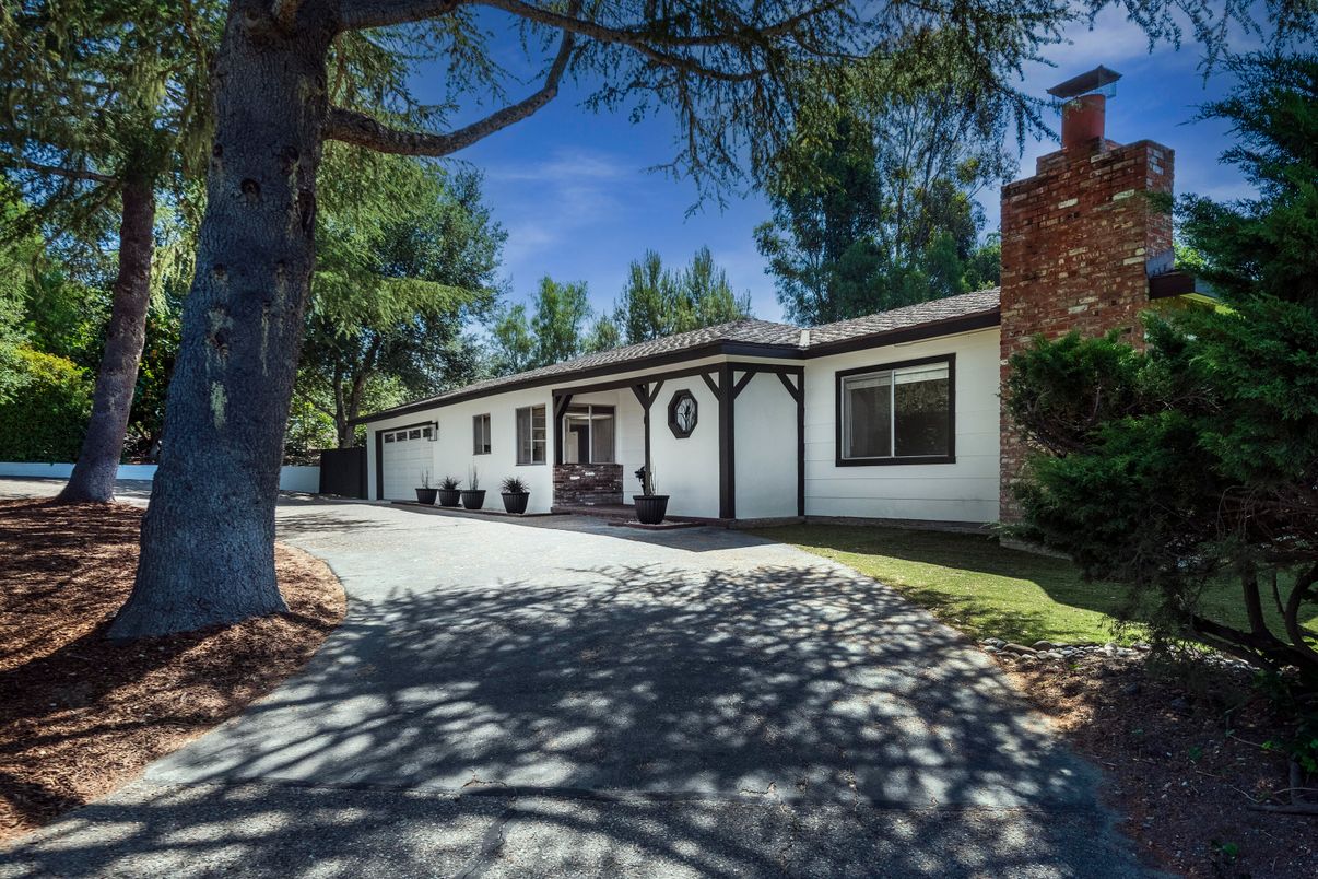 Backyard, Exterior, Facade, Ranch