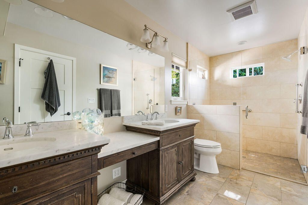 Bathroom, Dual Sink Vanities, Interior
