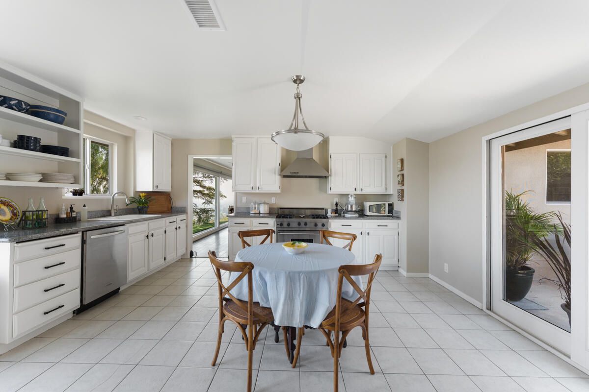 Dining room, Interior, Kitchen, Pendant Lights, Stainless Steel Appliances
