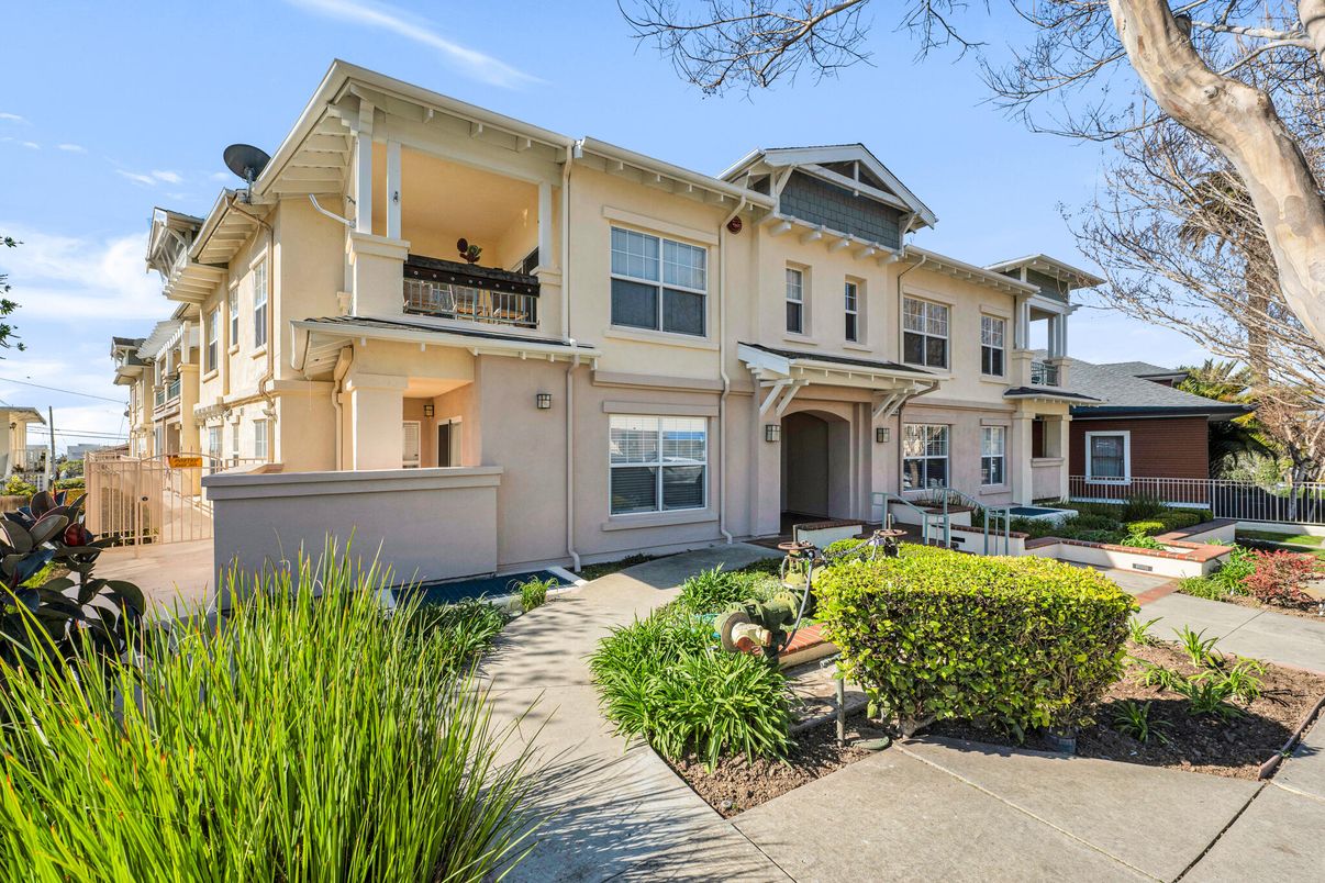 Exterior, Facade, Mediterranean