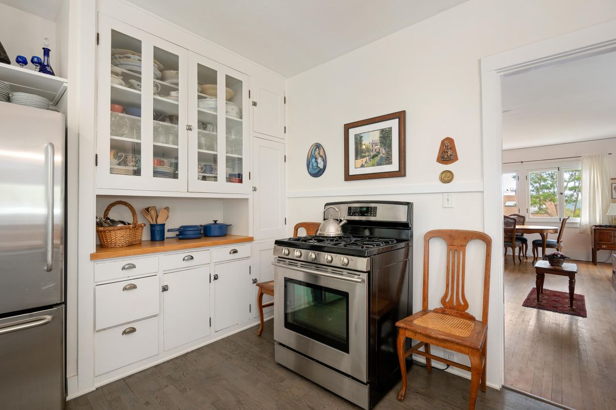 Dining room, Interior, Kitchen, Stainless Steel Appliances, Wood Texture Flooring