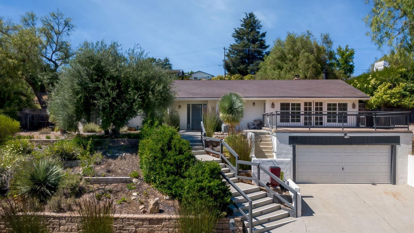 Attached, Exterior, Facade, Ranch