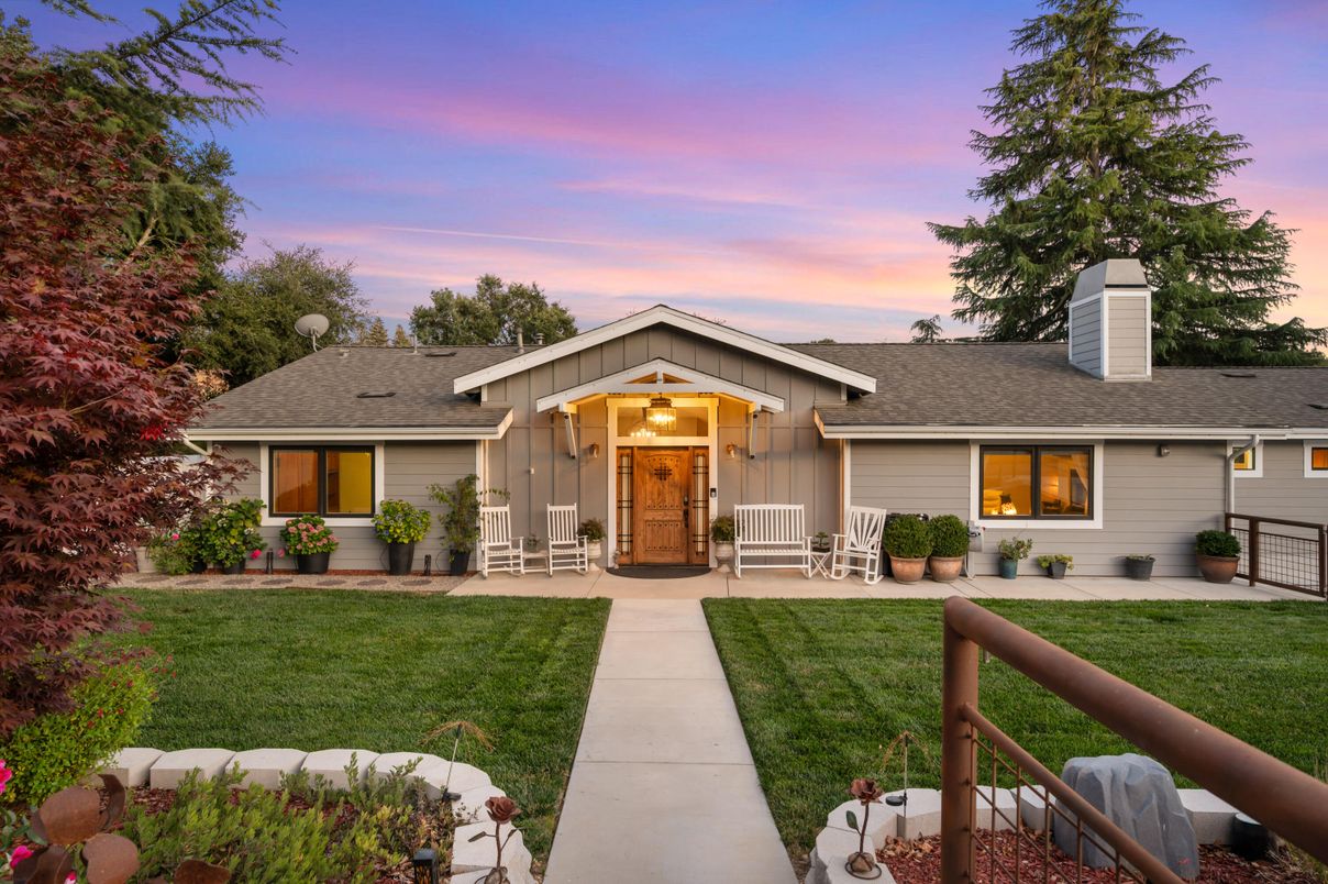 Backyard, Exterior, Facade, Ranch