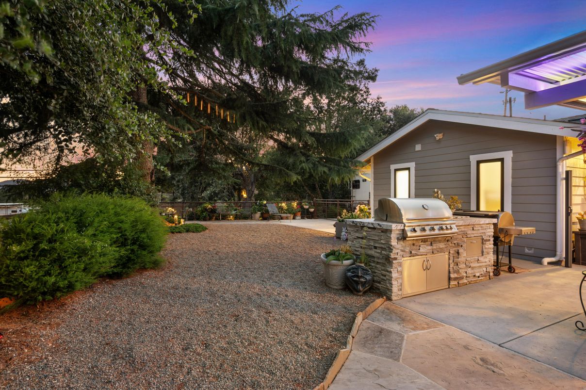 Backyard, Exterior, Outdoor Kitchen