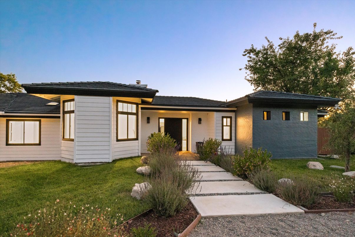 Exterior, Facade, Ranch